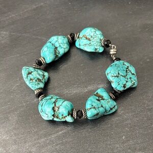 Turquoise and Black Beaded Bracelet. Magnetic closure.
